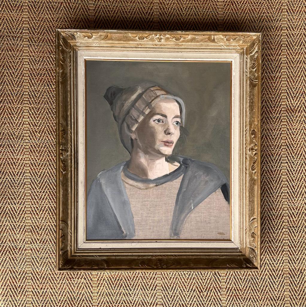 053 Serene grey lady
