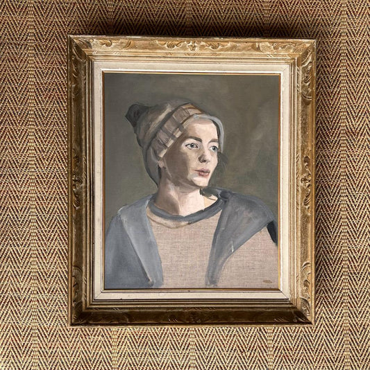 053 Serene grey lady
